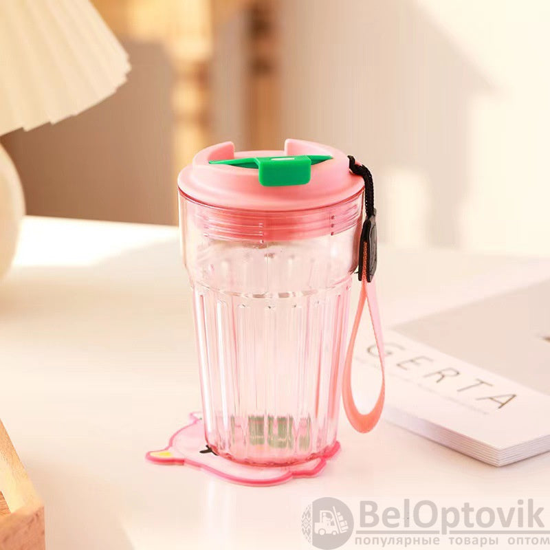 كأس بلاستيك ملون مع علاقة