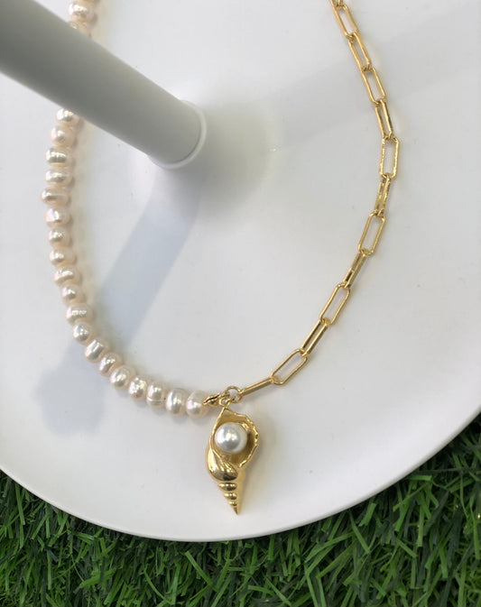 Golden earrings with pearl shapes