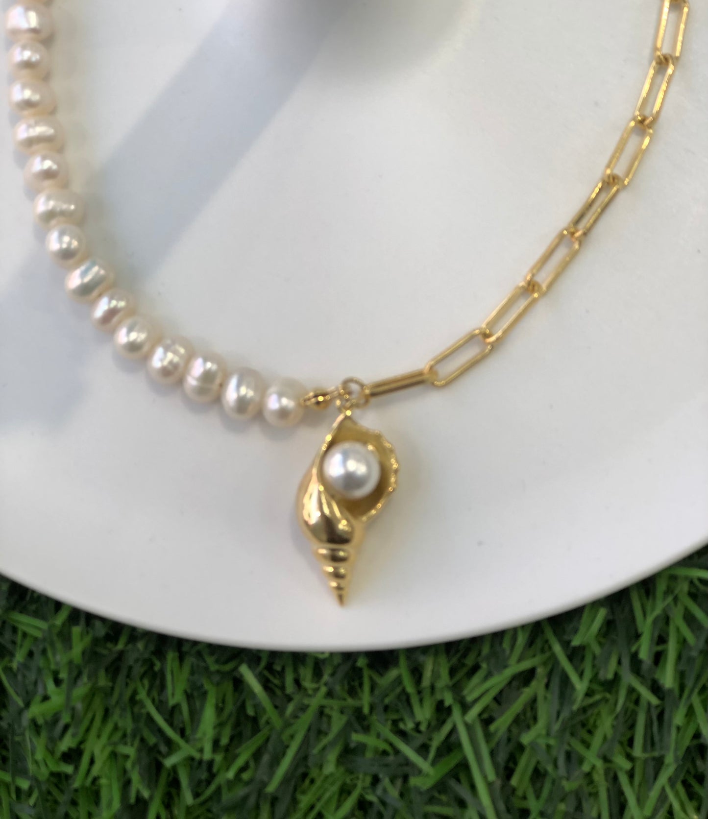 Golden earrings with pearl shapes