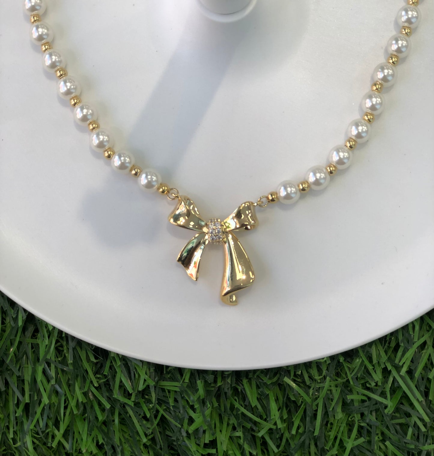 Golden earrings with pearl shapes