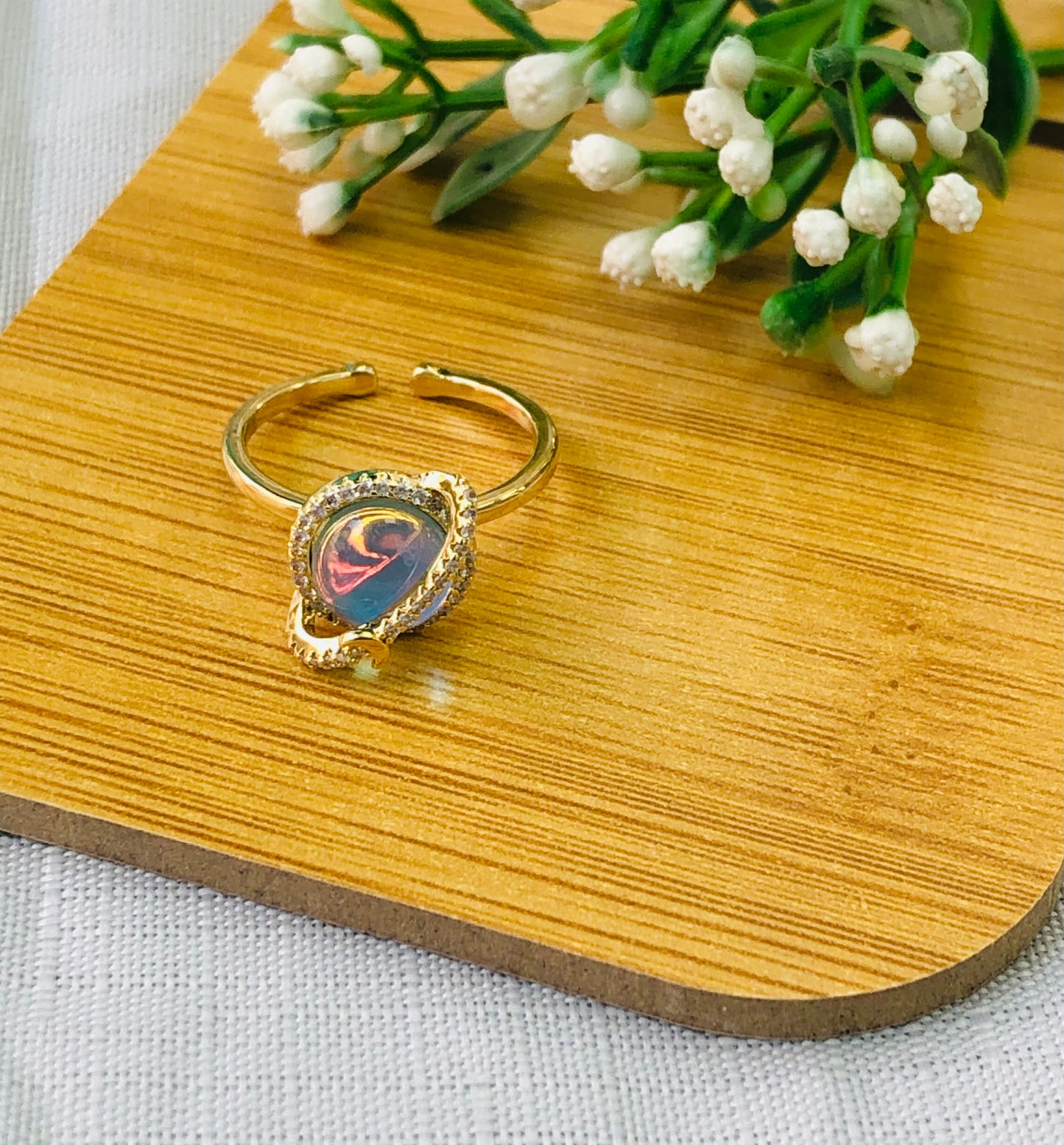 Gold ring with moving crystal