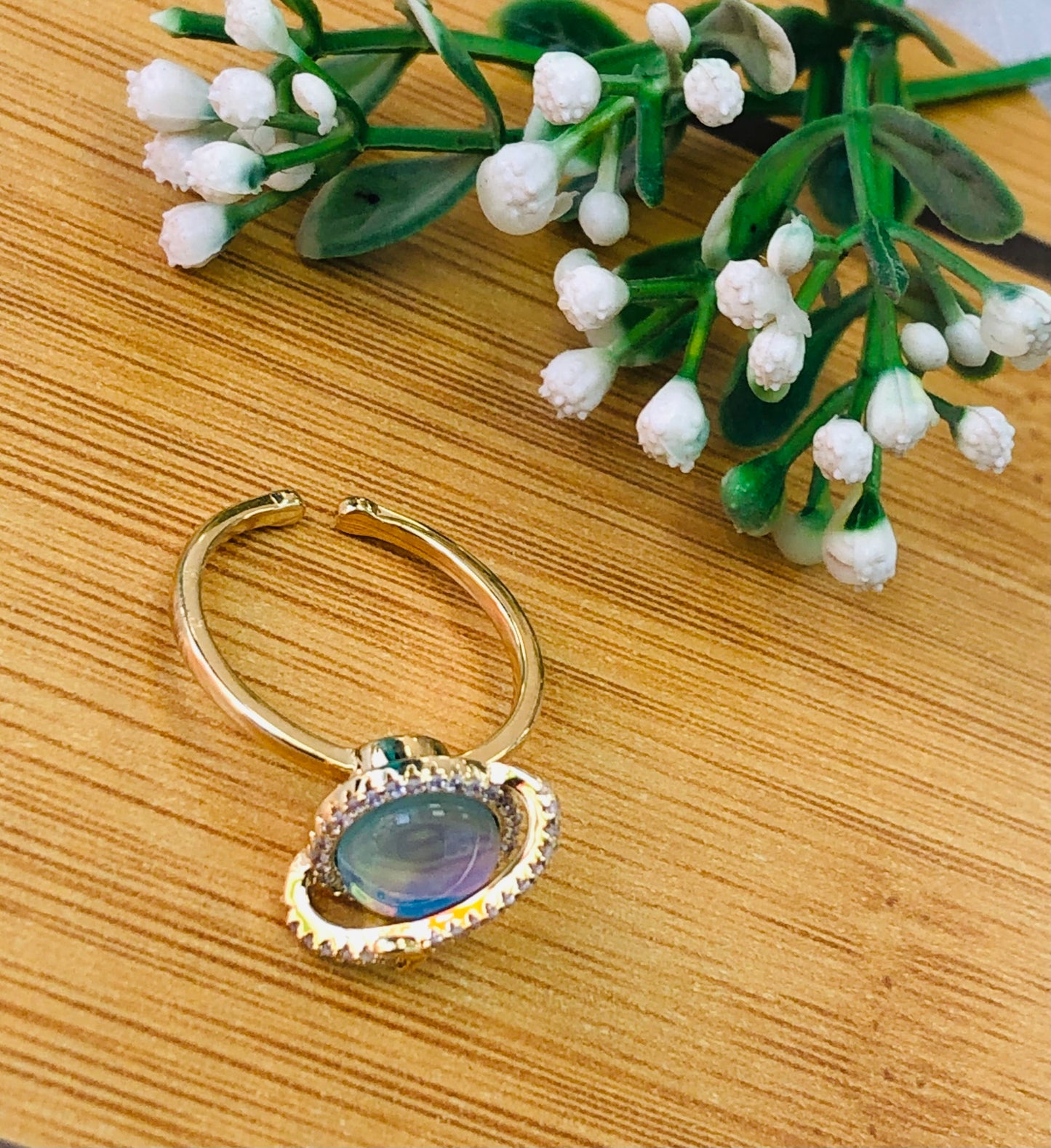 Gold ring with moving crystal