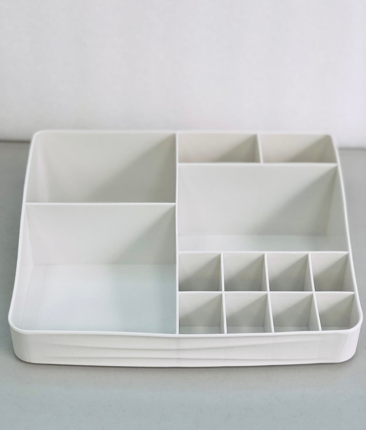 Cosmetics and accessories organizer