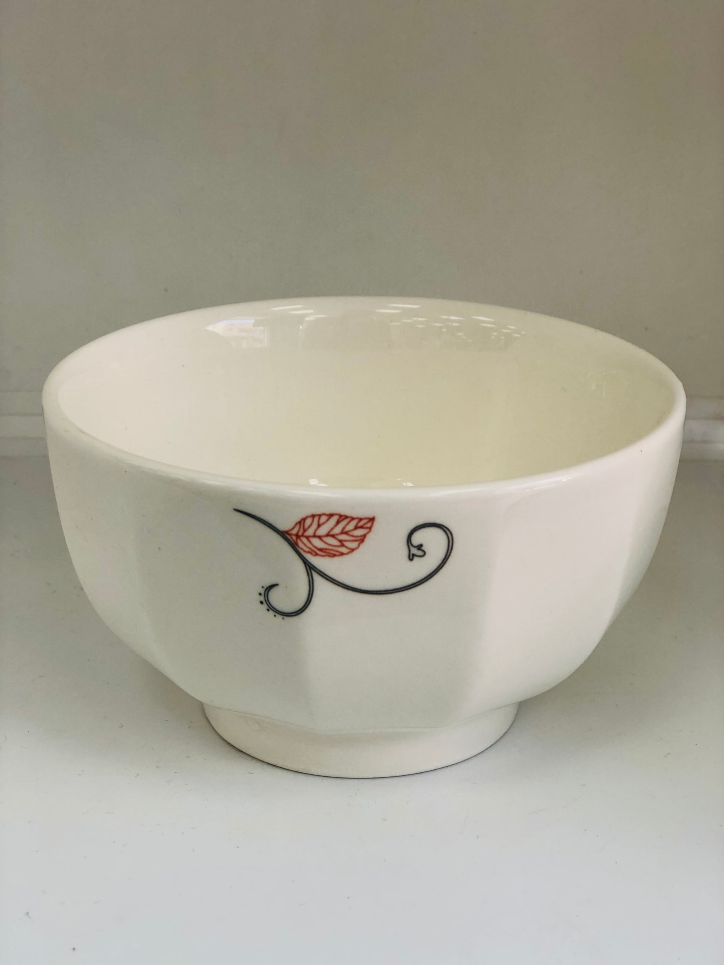 Ceramic dish with a Joriya rose