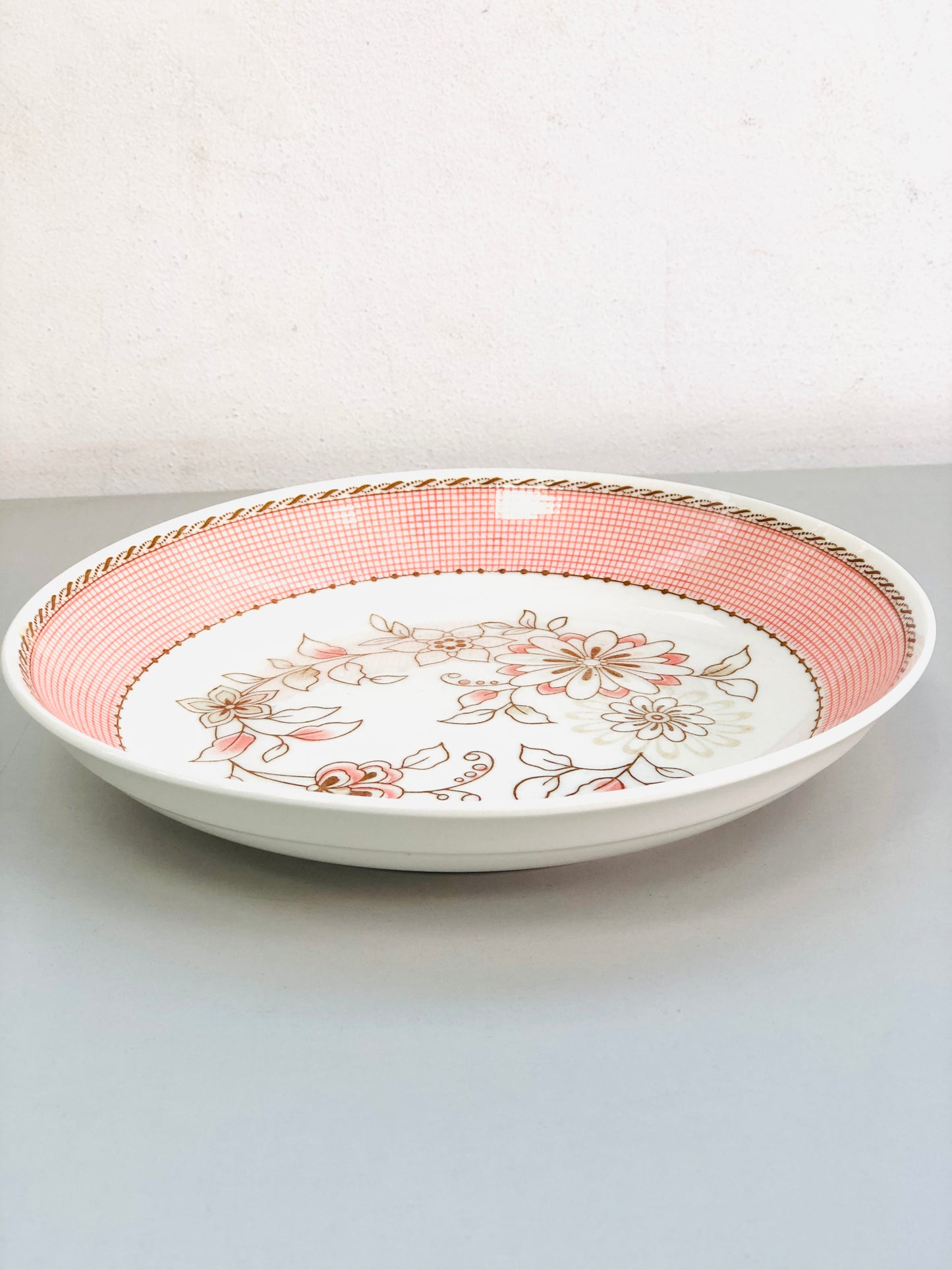 Flat ceramic plate with pink flowers