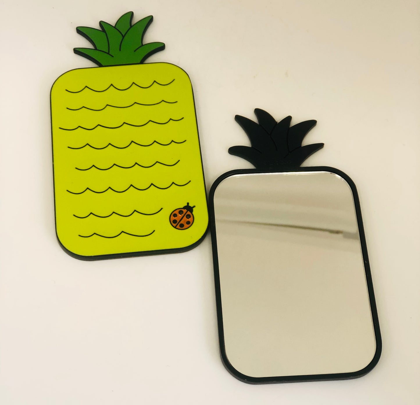 Small pineapple shaped mirror