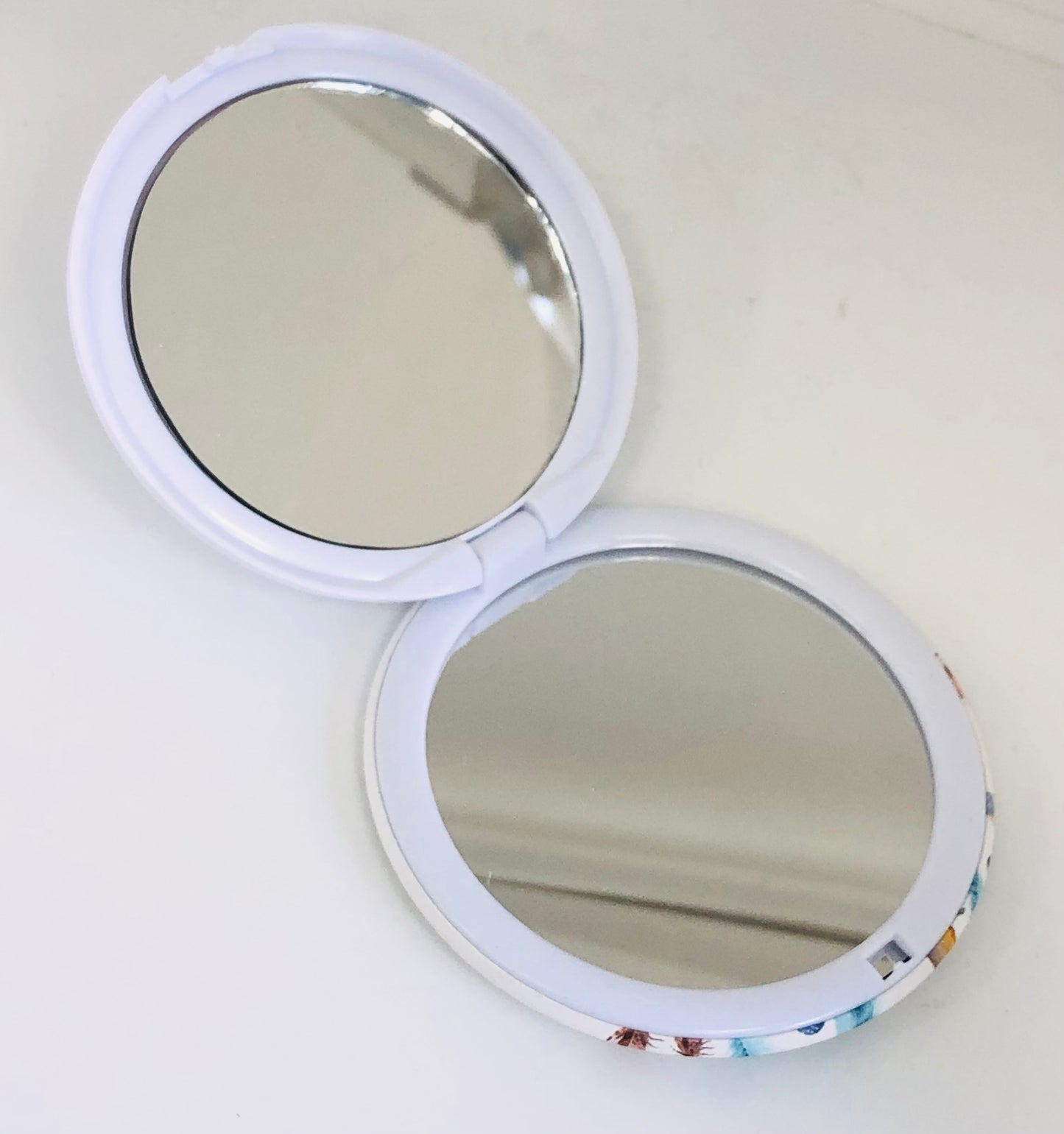Small circular mirror with feathers