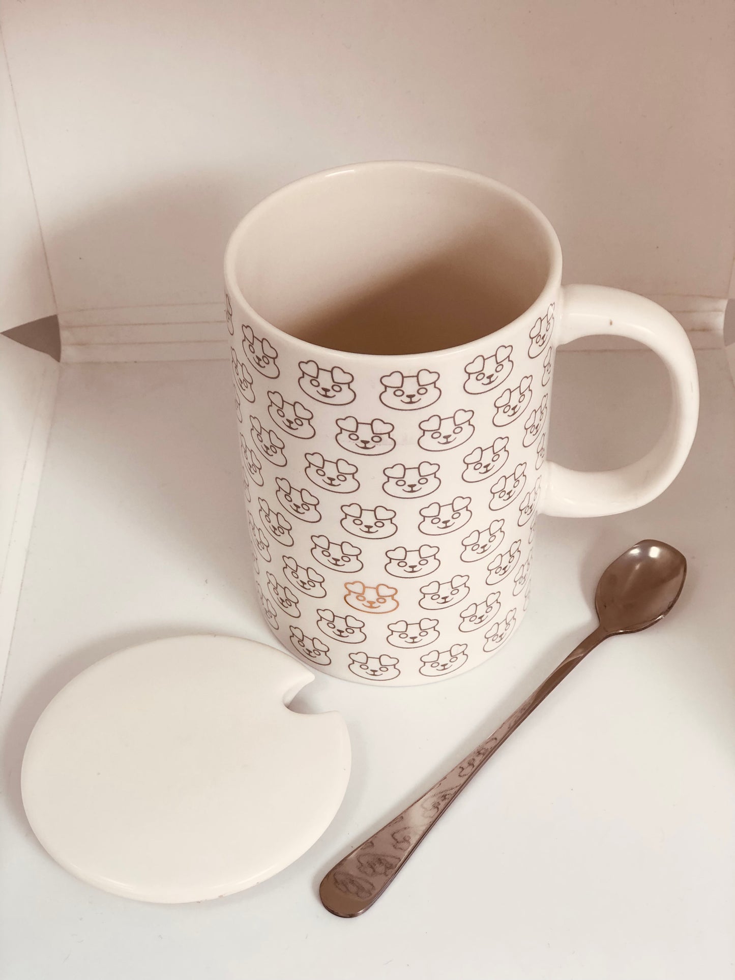 White animal mug with lid and hanging