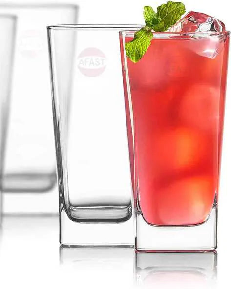 كأس زجاج شفاف قاعدة مربعة