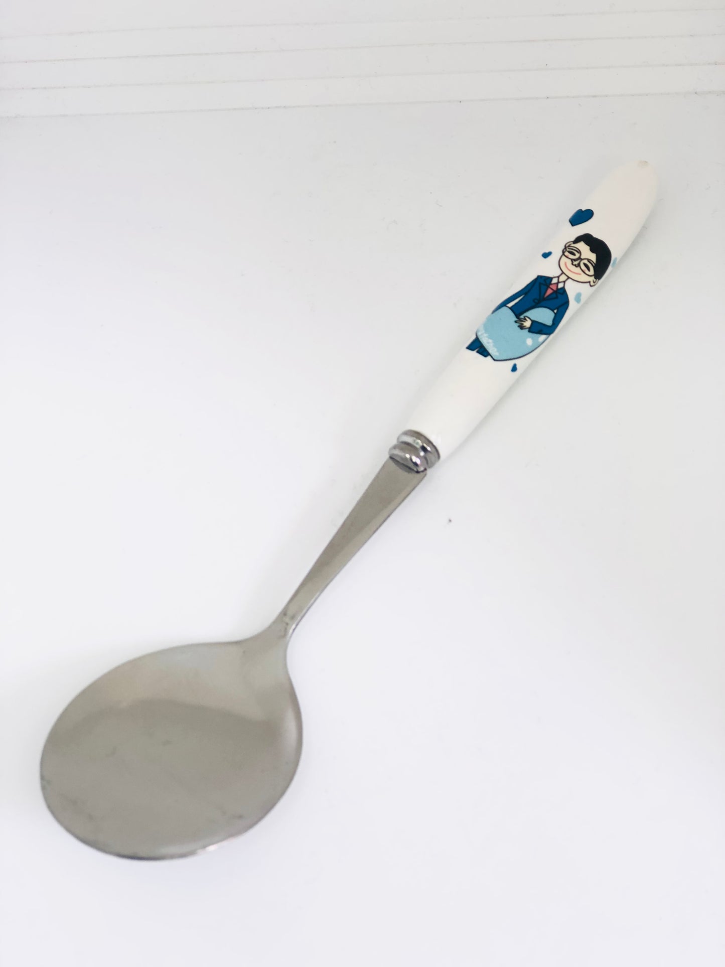 Ceramic pendant with a drawing of a boy and a heart