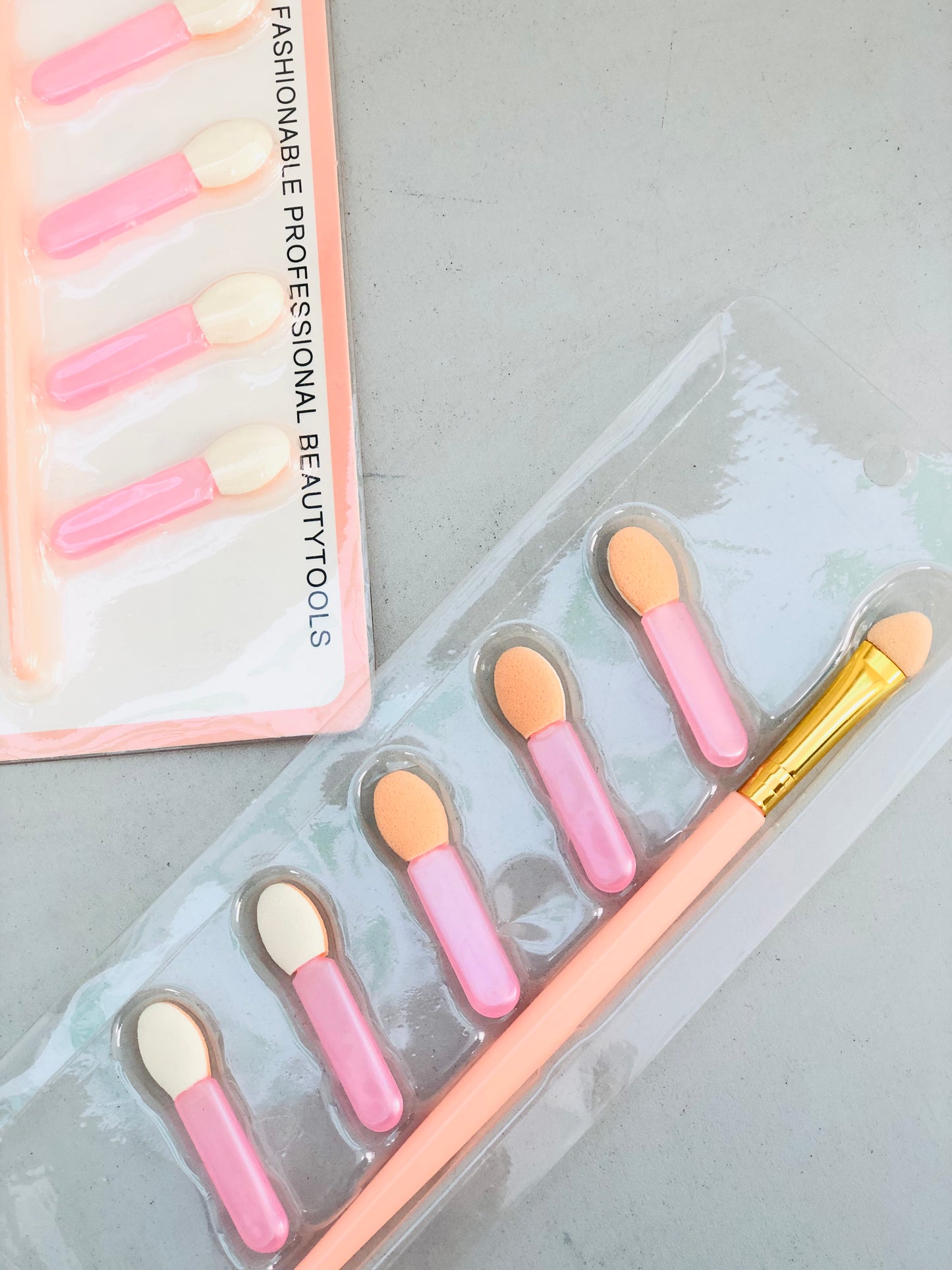 Makeup brushes for eyelids