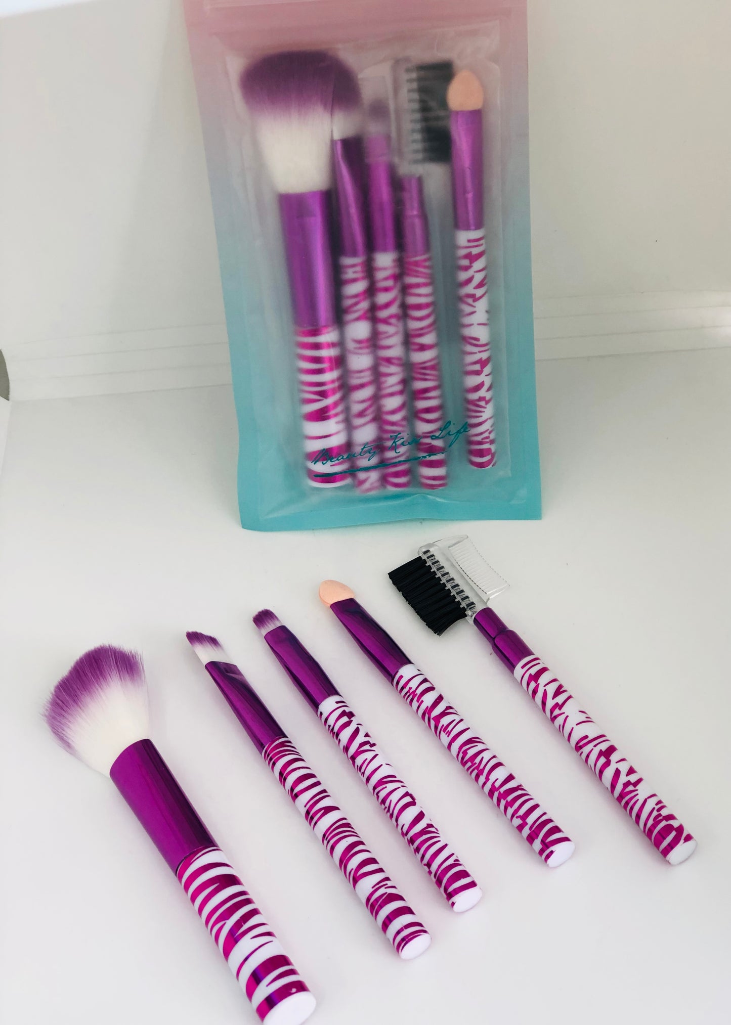 Wavy makeup brushes package