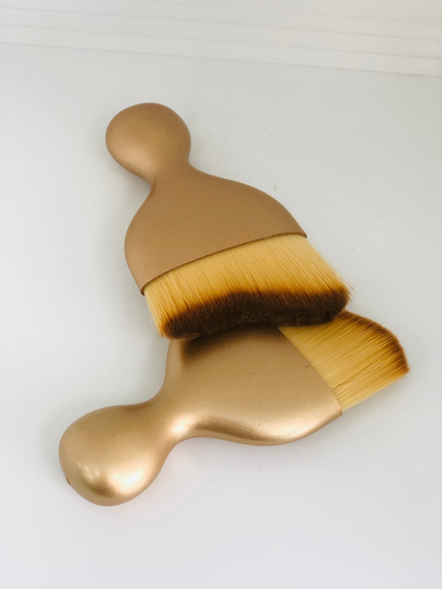 Soft curved contour brush
