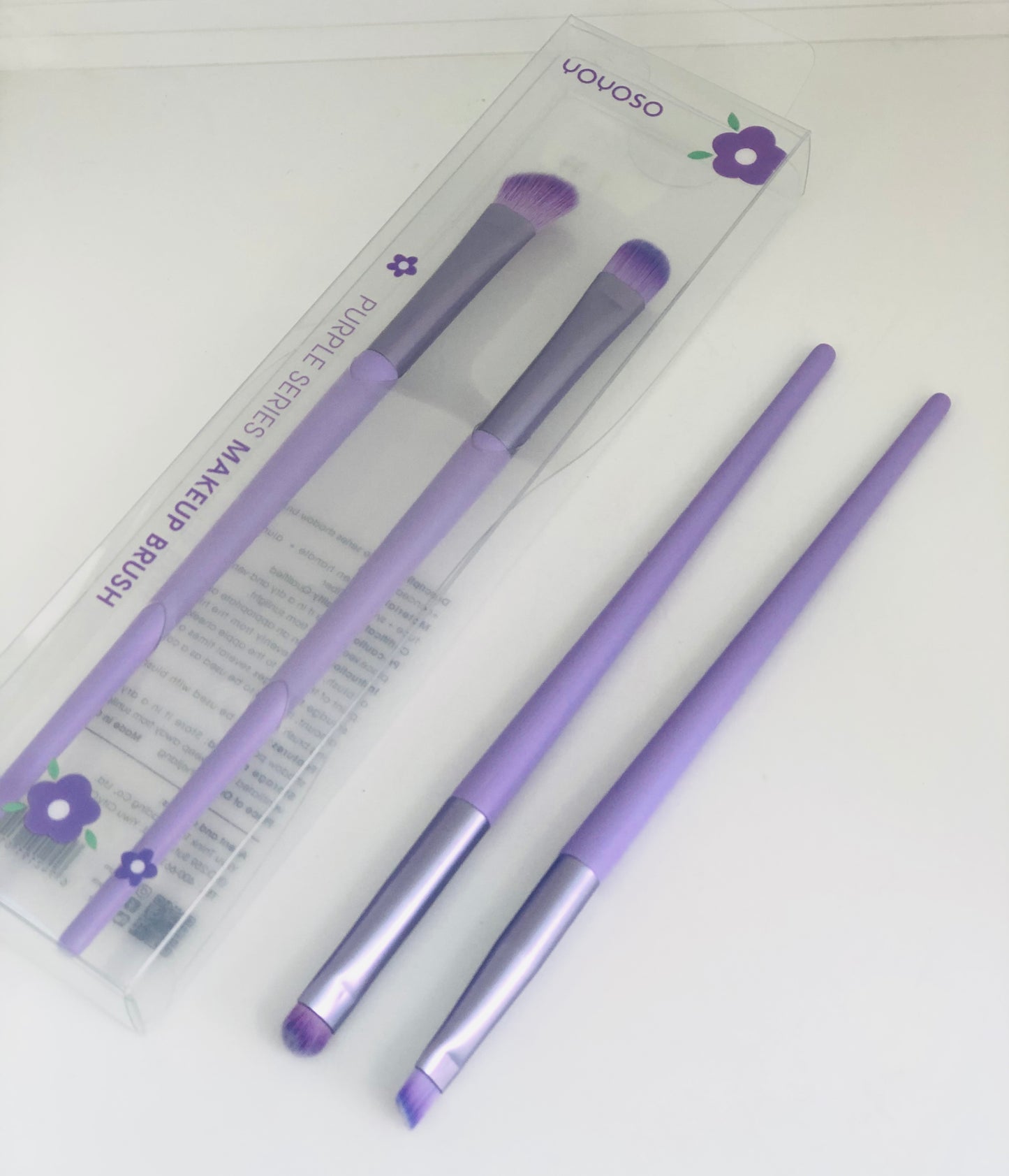 2 small makeup brushes