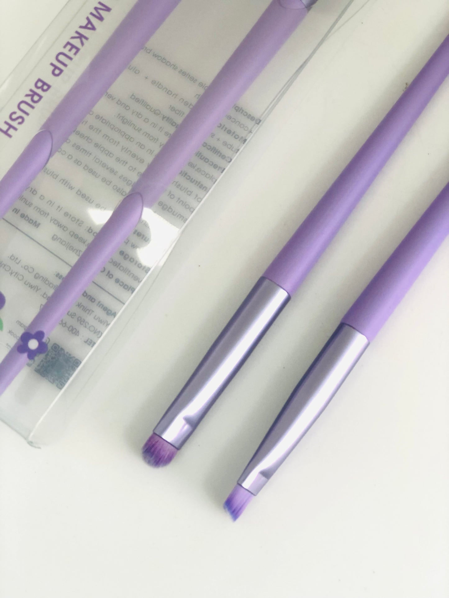 2 small makeup brushes