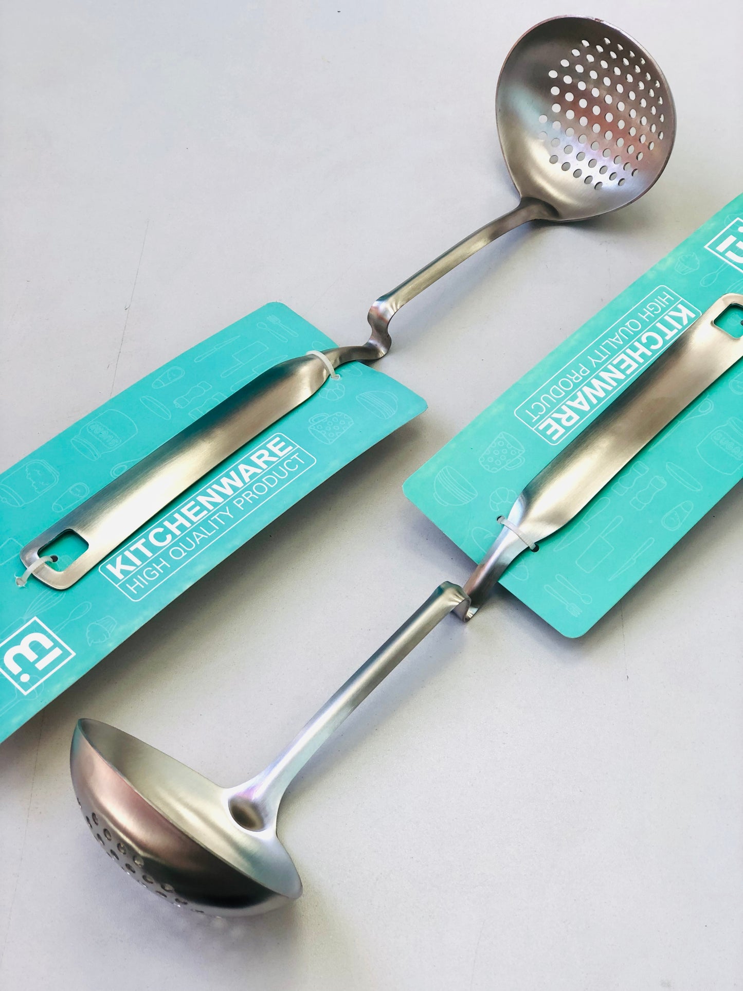 Stainless strainer with zigzag handle