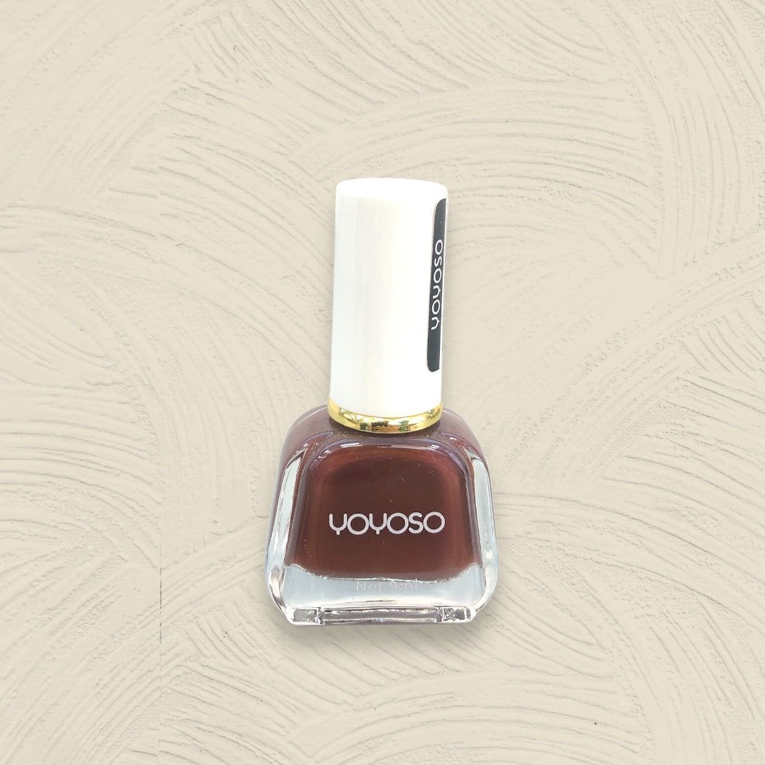 طلاء أظافر بني غامق