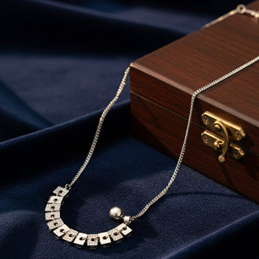 Silver chain with shiny bracelets