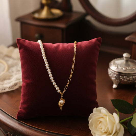 Golden earrings with pearl shapes