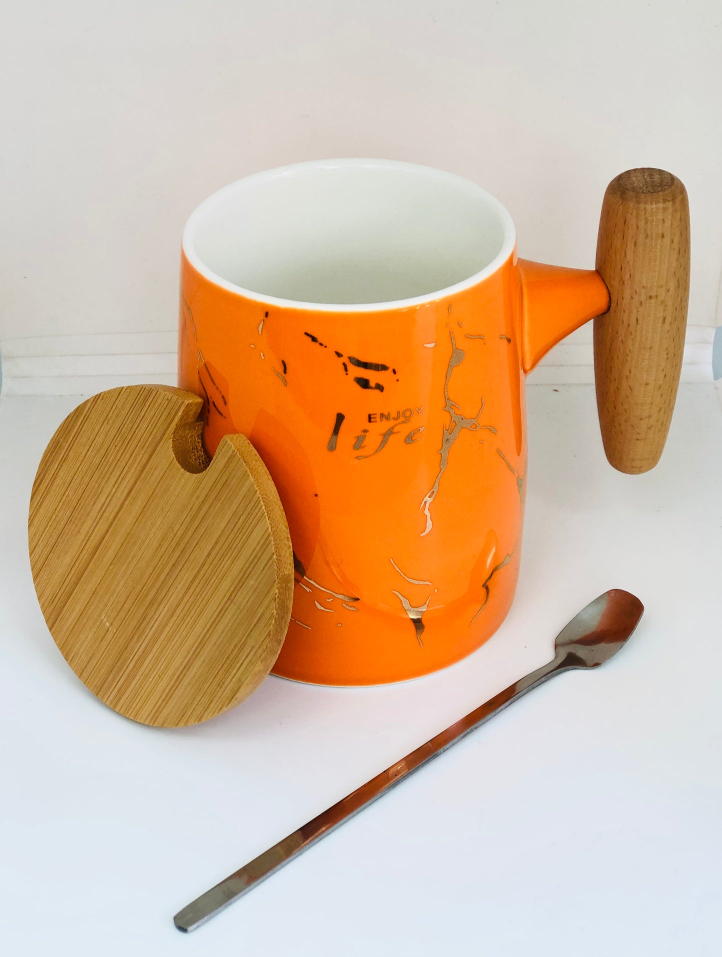 Ceramic mug with handle and wooden lid